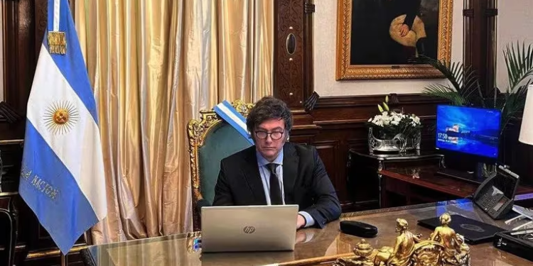 El Gobierno analiza llevar la Ley Bases al recinto el próximo 24 de abril