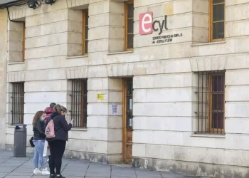 El paro cae en Castilla y León en marzo casi el doble que la media nacional>