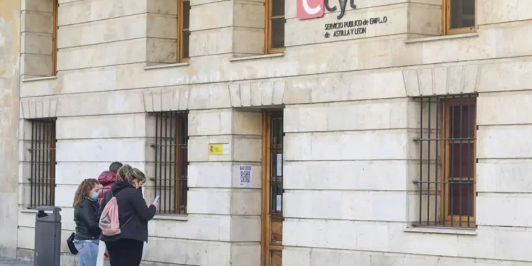 El paro cae en Castilla y León en marzo casi el doble que la media nacional>