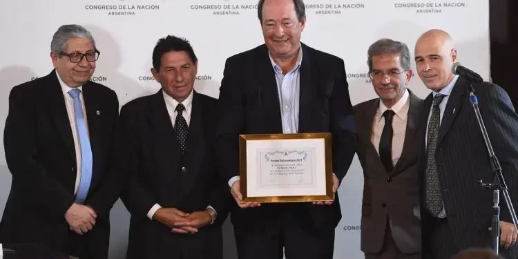 Enigmático: ¿Quién fue el histórico referente radical mendocino que recibió el premio Parlamentario a la trayectoria?