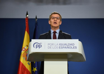 Feijóo acusa a Sánchez de «dimitir de la democracia» y arrastrar con él al PSOE>