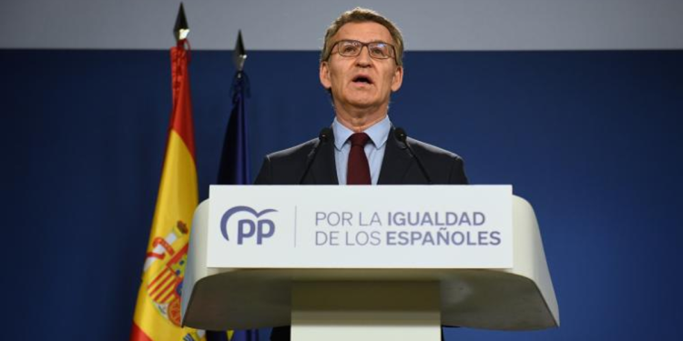 Feijóo acusa a Sánchez de «dimitir de la democracia» y arrastrar con él al PSOE>