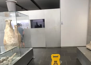 Goteras, desconchones y cubos sobre restos arqueológicos en el museo más visitado de Cádiz>