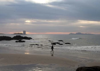 Hallan el cadáver de una mujer dentro de un coche aparcado en una playa de Vigo>