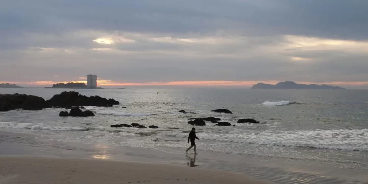 Hallan el cadáver de una mujer dentro de un coche aparcado en una playa de Vigo>
