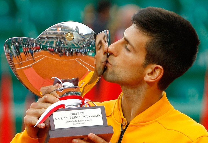Djokovic con el trofeo en Montecarlo en 2015.
