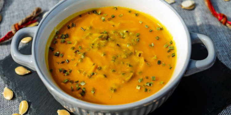La sopa poco conocida que tiene más fibra, calcio y potencia el sistema inmunológico