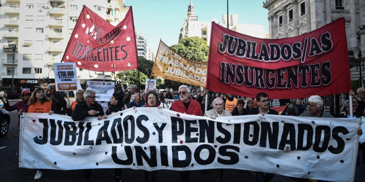Legisladores kirchneristas repudiaron la “represión contra jubilados, docentes y diputados”