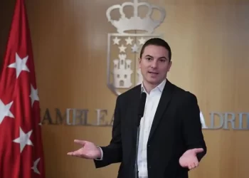 Lobato recrudece su ofensiva contra Ayuso: judicializa su gestión y el caso de su novio>