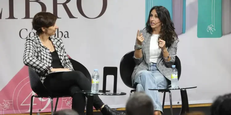 María Oruña y su exitosa teniente Valentina siembran el misterio en la Feria del Libro de Córdoba>
