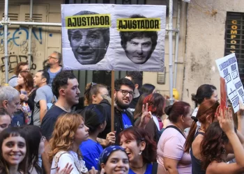 Miles colmaron la Plaza de Mayo y alrededores y criticaron el recorte presupuestario