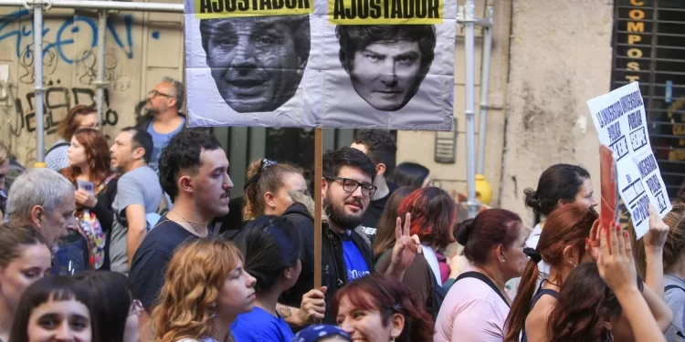 Miles colmaron la Plaza de Mayo y alrededores y criticaron el recorte presupuestario