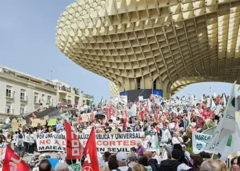 Miles de andaluces protestan en la calle contra los recortes sanitarios>
