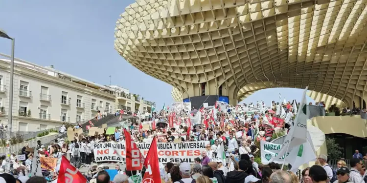 Miles de andaluces protestan en la calle contra los recortes sanitarios>