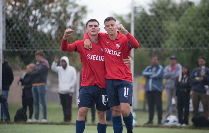 Santi López festeja con Diego Tarzia, goleador de Independiente en el Tita Mattiussi. (Foto: caindependiente)