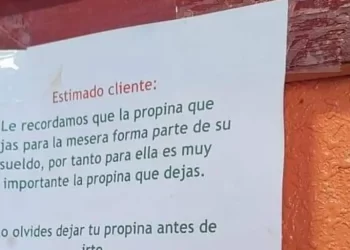 «Si tu mesa tiene cuatro personas la propina debe ser el 15% de la cuenta»: clamor contra un cartel en un bar>