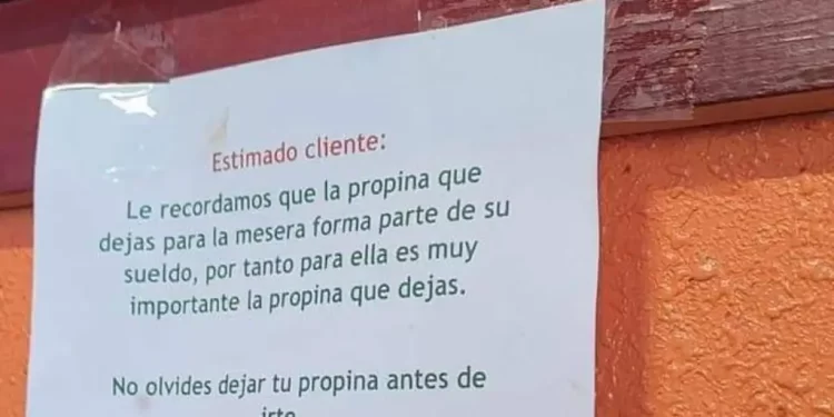«Si tu mesa tiene cuatro personas la propina debe ser el 15% de la cuenta»: clamor contra un cartel en un bar>