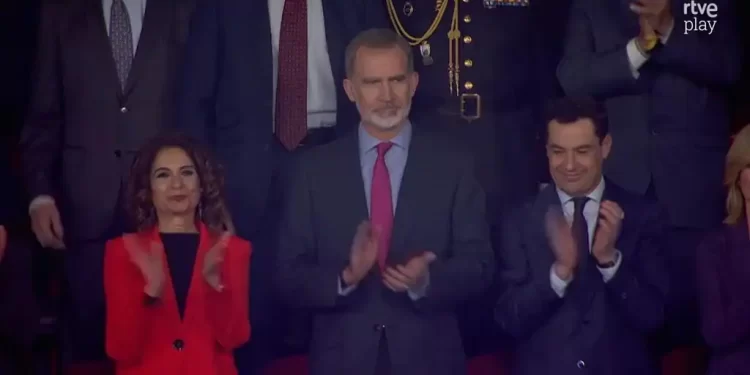 Solución salomónica en el palco de la final de la Copa tras la disputa entre el Gobierno y la Junta: Montero y Moreno, sentados junto al Rey>
