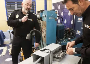 Tragaperras, tiendas y bares para lavar la plaga china de monedas falsas>