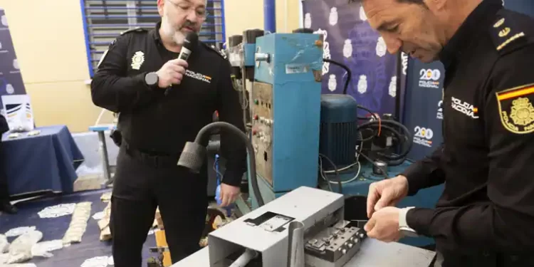 Tragaperras, tiendas y bares para lavar la plaga china de monedas falsas>