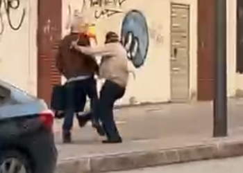 Un hombre agrede al presidente del Consejo Comarcal del Bierzo en la puerta de la sede del PSOE en Ponferrada>