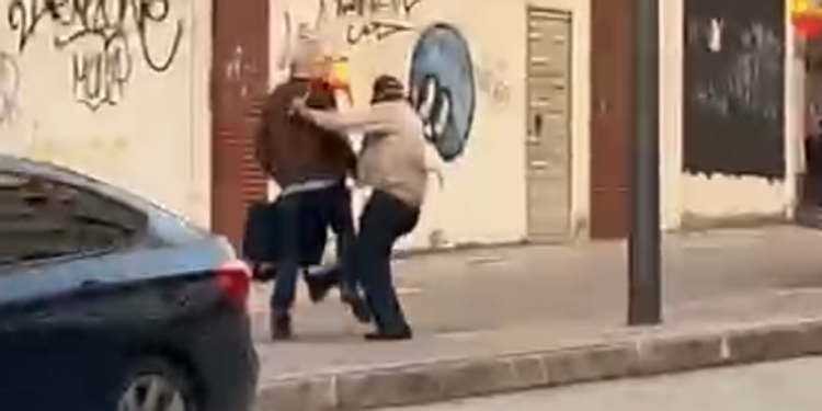 Un hombre agrede al presidente del Consejo Comarcal del Bierzo en la puerta de la sede del PSOE en Ponferrada>