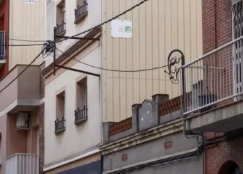 Un hombre mata a su mujer y a sus dos hijos de ocho años y se suicida en El Prat (Barcelona)>