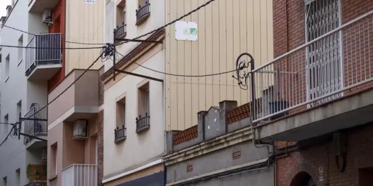 Un hombre mata a su mujer y a sus dos hijos de ocho años y se suicida en El Prat (Barcelona)>