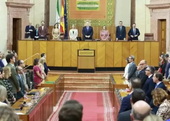 Un minuto de silencio como homenaje del Parlamento de Andalucía a María Ángeles Infante>