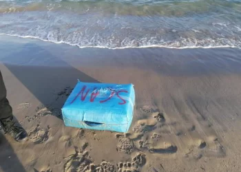 Un padre y su hijo sacan del agua un fardo de droga mientras pescaban en Alicante>