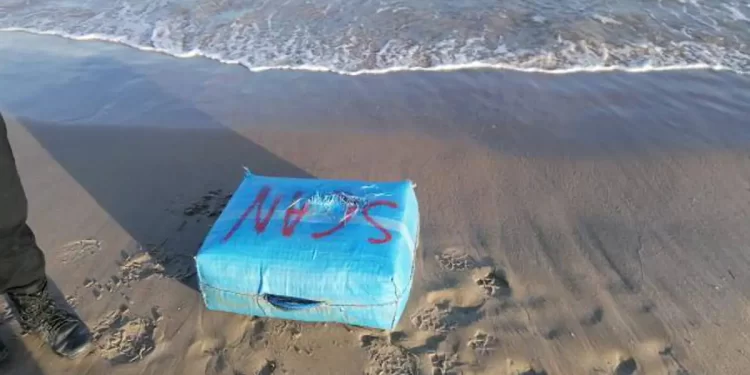 Un padre y su hijo sacan del agua un fardo de droga mientras pescaban en Alicante>