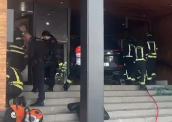 Un todoterreno sin control revienta un portal de la lujosa calle Lagasca y acaba chocando contra los ascensores del edificio>