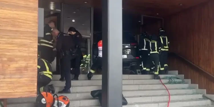 Un todoterreno sin control revienta un portal de la lujosa calle Lagasca y acaba chocando contra los ascensores del edificio>