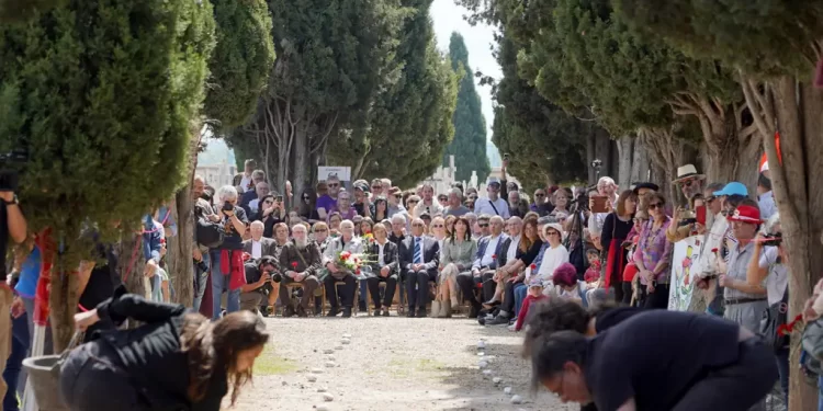 Valladolid homenajea y entierra a las 199 personas recuperadas en fosas comunes entre 2019 y 2023>