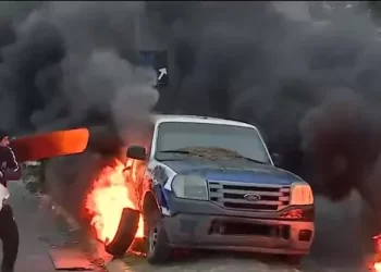 Por el asesinato de un delivery en 3 de Febrero, protestan e incendian y patrullero y cuatro vehículos