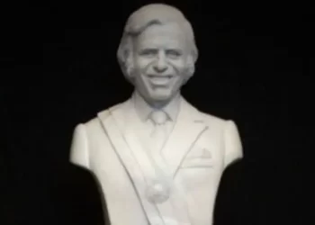 Histórico: Finalmente, colocan el busto del Ex Presidente de la Nación, Carlos Saúl Menem, en la Casa Rosada.Video
