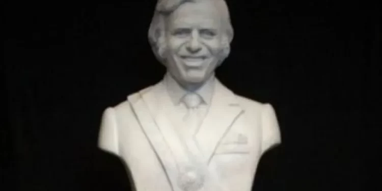 Histórico: Finalmente, colocan el busto del Ex Presidente de la Nación, Carlos Saúl Menem, en la Casa Rosada.Video