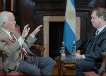Pablo Pla entrevista al General Heriberto Auel: “Argentina salta del trapecio socialista al trapecio capitalista, pero sin red”.Magistral