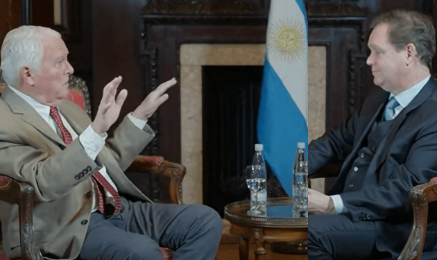Pablo Pla entrevista al General Heriberto Auel: “Argentina salta del trapecio socialista al trapecio capitalista, pero sin red”.Magistral