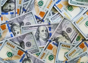 El dólar blue volvió a subir mientras los financieros cayeron a la espera de la licitación del Tesoro