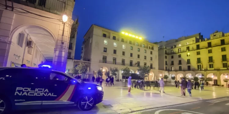 A juicio un padre y su hijo por agredir sexualmente de forma continuada a la misma menor en Alicante>