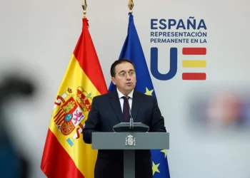 Albares anuncia que responderá a Israel «a su debido momento»>