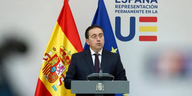 Albares anuncia que responderá a Israel «a su debido momento»>