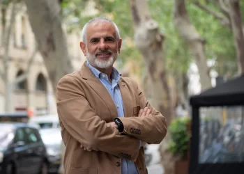 Carlos Carrizosa: «En la Generalitat hay que entrar con la sierra mecánica de Milei»>