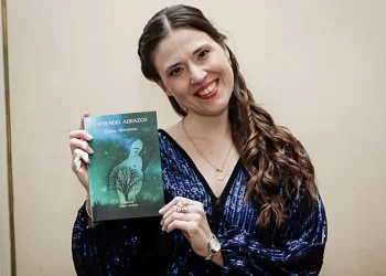 Celina Hernández, autora de “Latiendo Abrazos” trasmite un universo mágico de emociones y sentimientos que se transforman en arte
