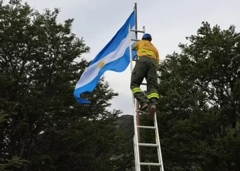 Positivo: Con Milei, volvió a flamear la bandera argentina en todos los Parques Nacionales y se están bajando las banderas mapuches