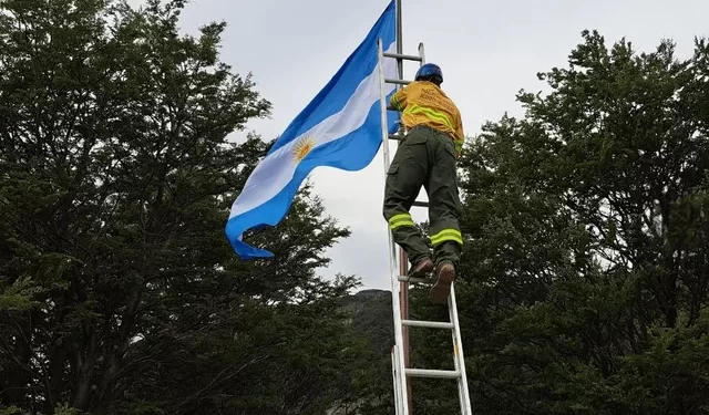 Positivo: Con Milei, volvió a flamear la bandera argentina en todos los Parques Nacionales y se están bajando las banderas mapuches