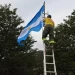 Positivo: Con Milei, volvió a flamear la bandera argentina en todos los Parques Nacionales y se están bajando las banderas mapuches