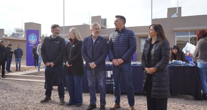 Cornejo entregó 61 viviendas en Guaymallén: “Si este fuera un país normal los vecinos no se arrimarían al municipio o al Gobierno”