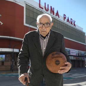 El capitán campeón mundial de básquet regresó al Luna Park para festejar sus 99 años
